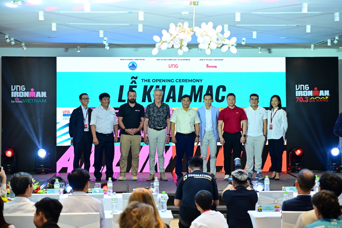 Các thành viên Ban tổ chức và khách mời tham dự Lễ khai mạc