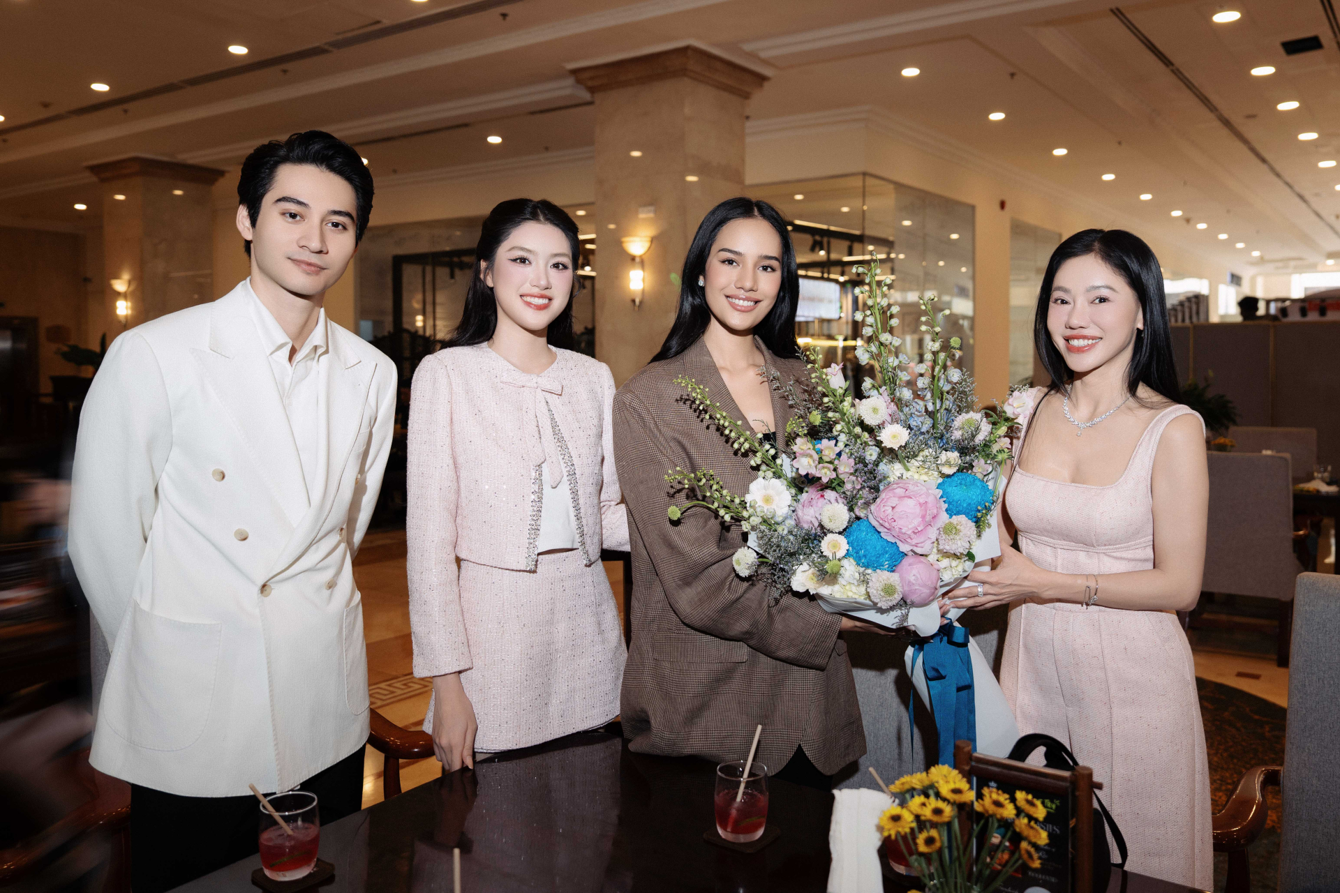 Hoa hậu Phương Oanh, Nam Vương Tuấn Ngọc cùng bà Phạm Kim Dung đón Hoa hậu tại sân bay với tinh thần trân trọng