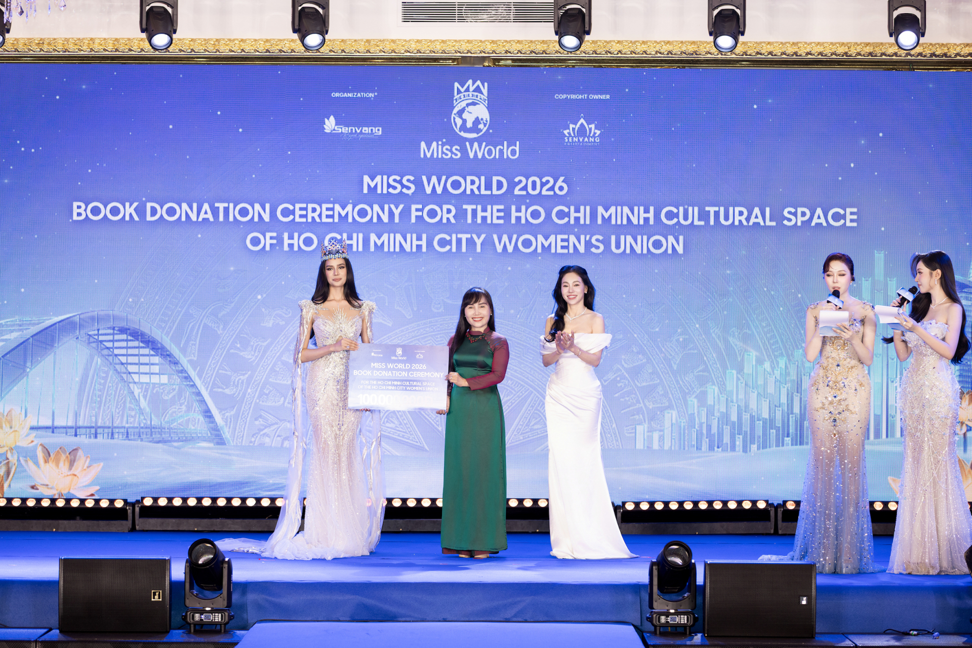 _Phần nghi thức trao sách với đại diện Hội Liên Hiệp Phụ Nữ TPHCM