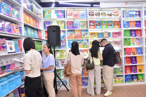 Sự kiện trưng bày nhiều đầu sách học tập ngoại ngữ thiết thực