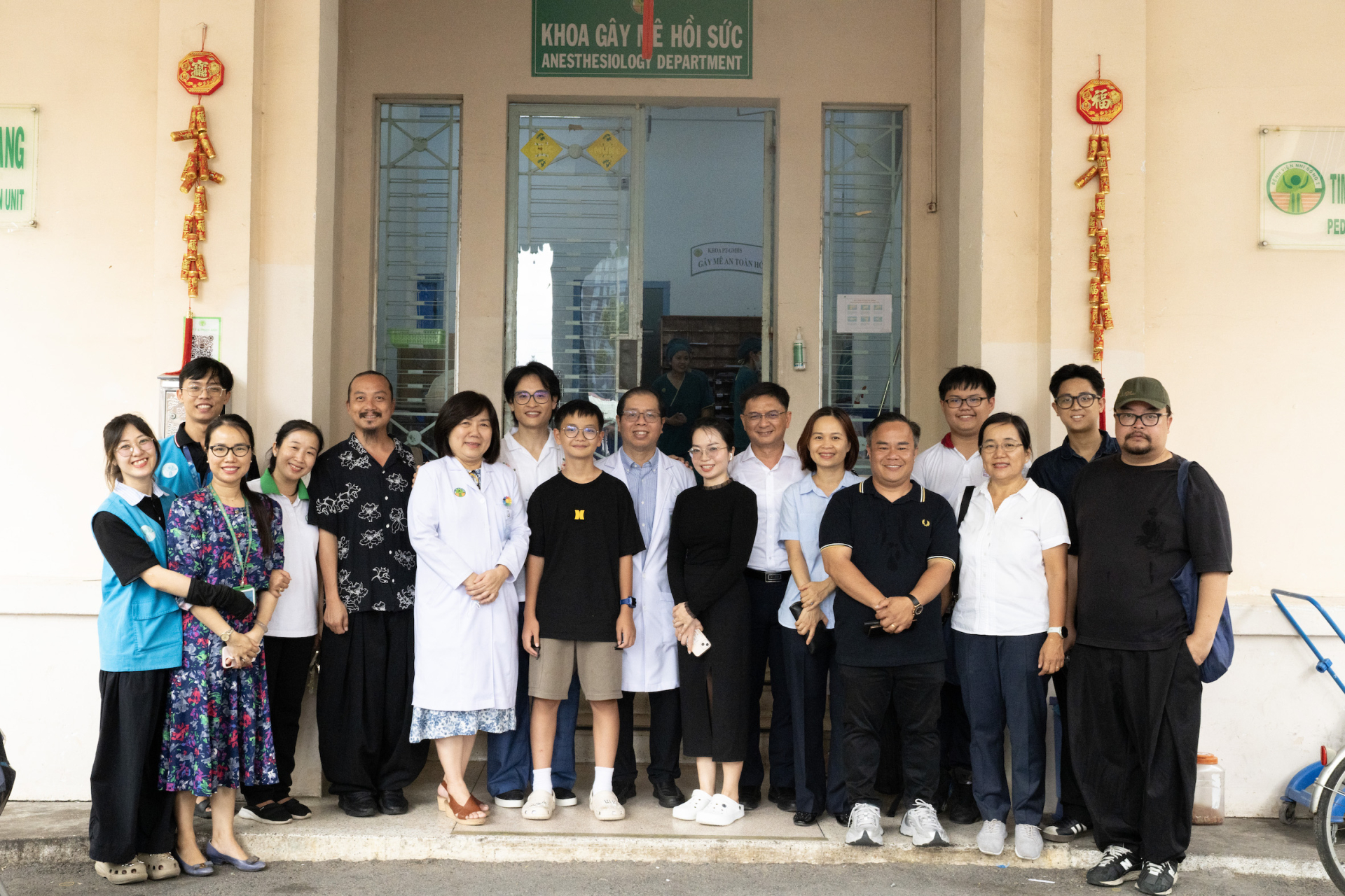 Các thành viên dự án cùng ekip bác sĩ thực hiện ca phẫu thuật