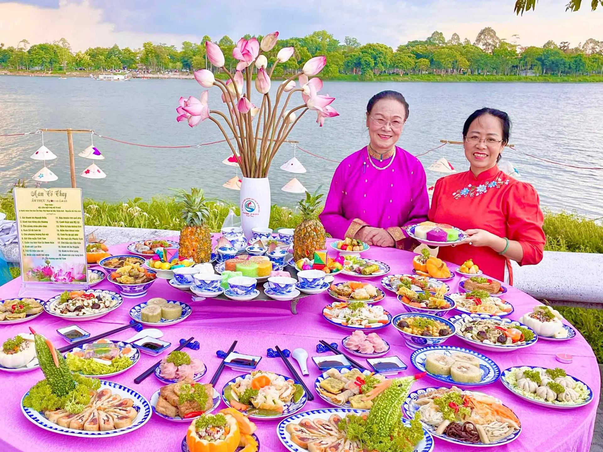 Nghệ nhân Hồ Đắc Thiếu Anh cùng con gái Nghệ nhân Nguyễn Hồ Tiếu Anh