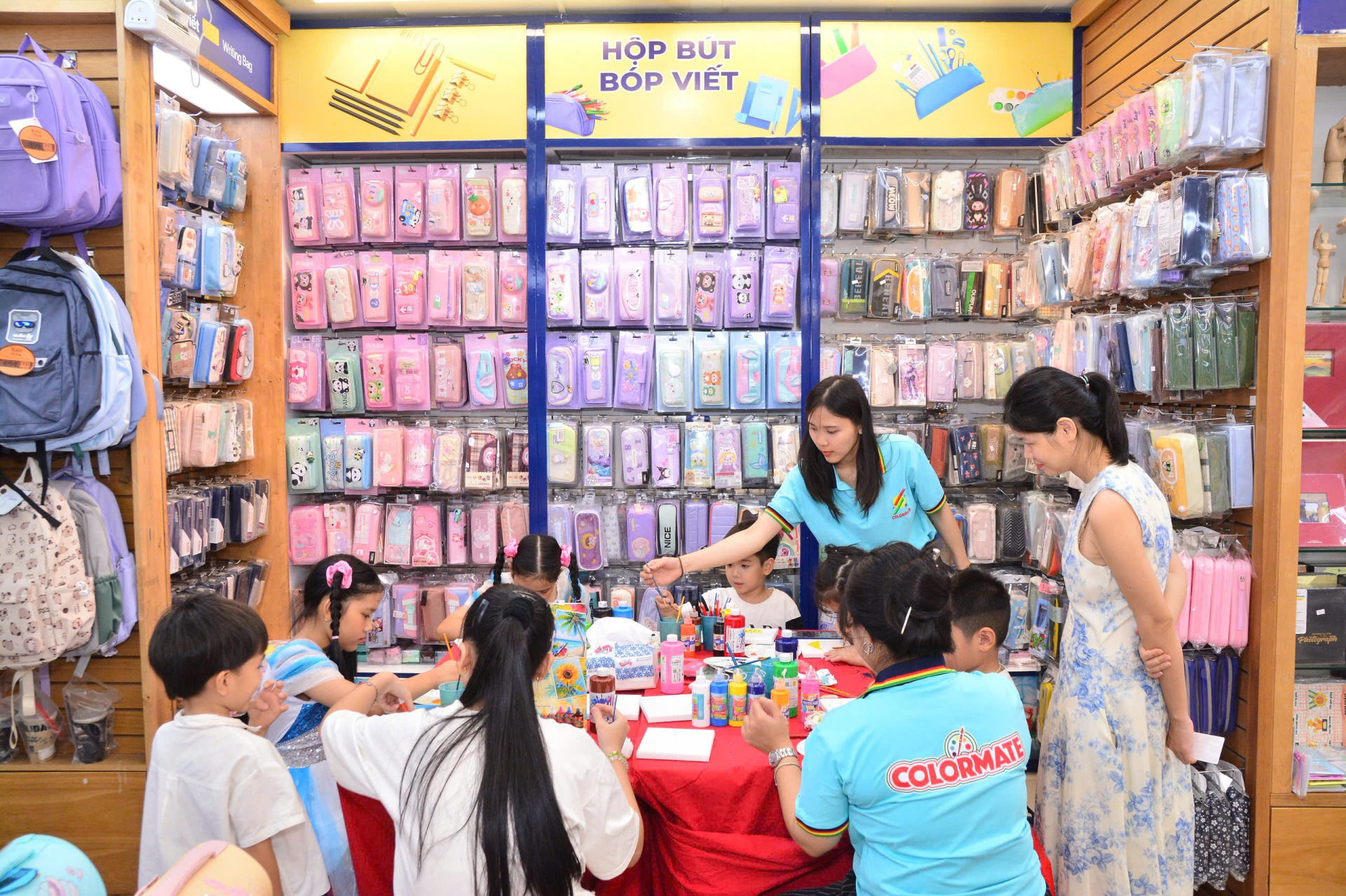 Các em học sinh hào hứng tham gia nhiều hoạt động hè tại các nhà sách