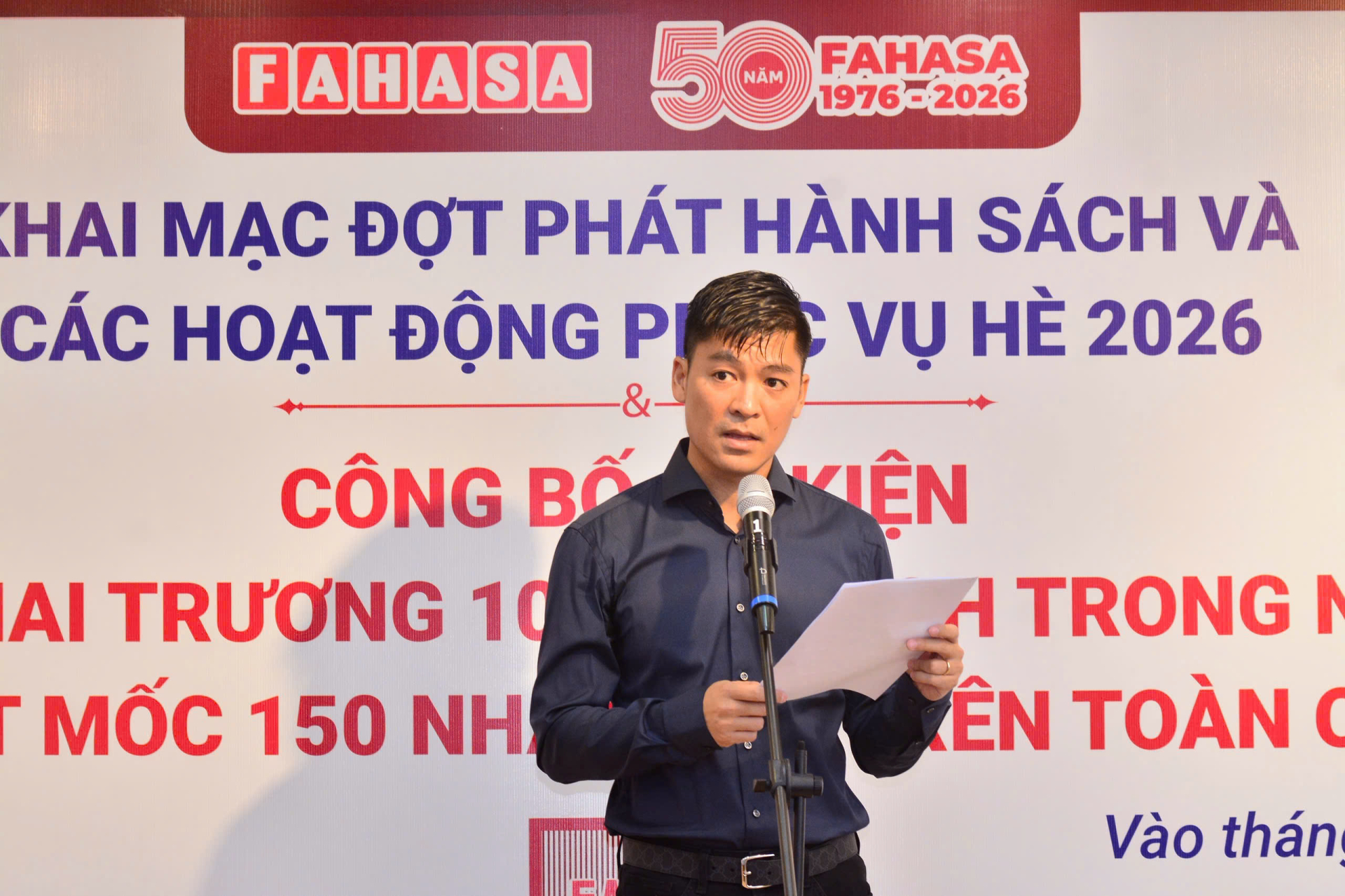 Ông Phạm Nam Thắng thay mặt lãnh đạo Fahasa thông tin về đợt hoạt động hè 2026