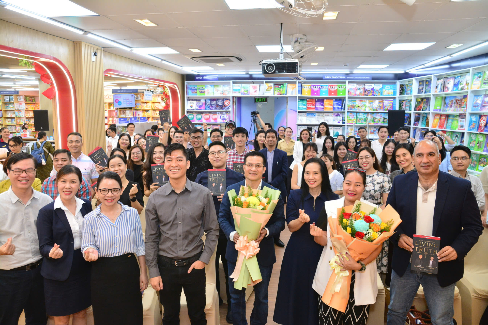 Ban lãnh đạo công ty Fahasa chúc mừng tác giả nhân dịp ra mắt sách