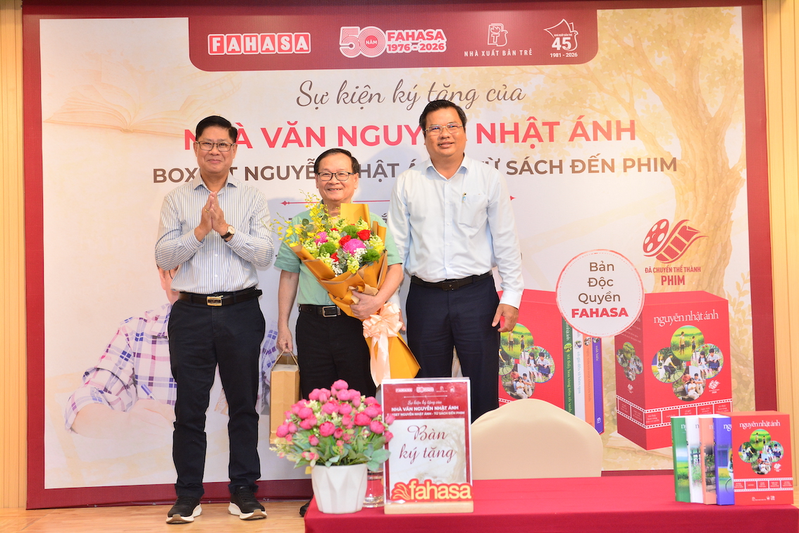 Đại diện Lãnh đạo Fahasa tặng hoa cảm ơn nhà văn
