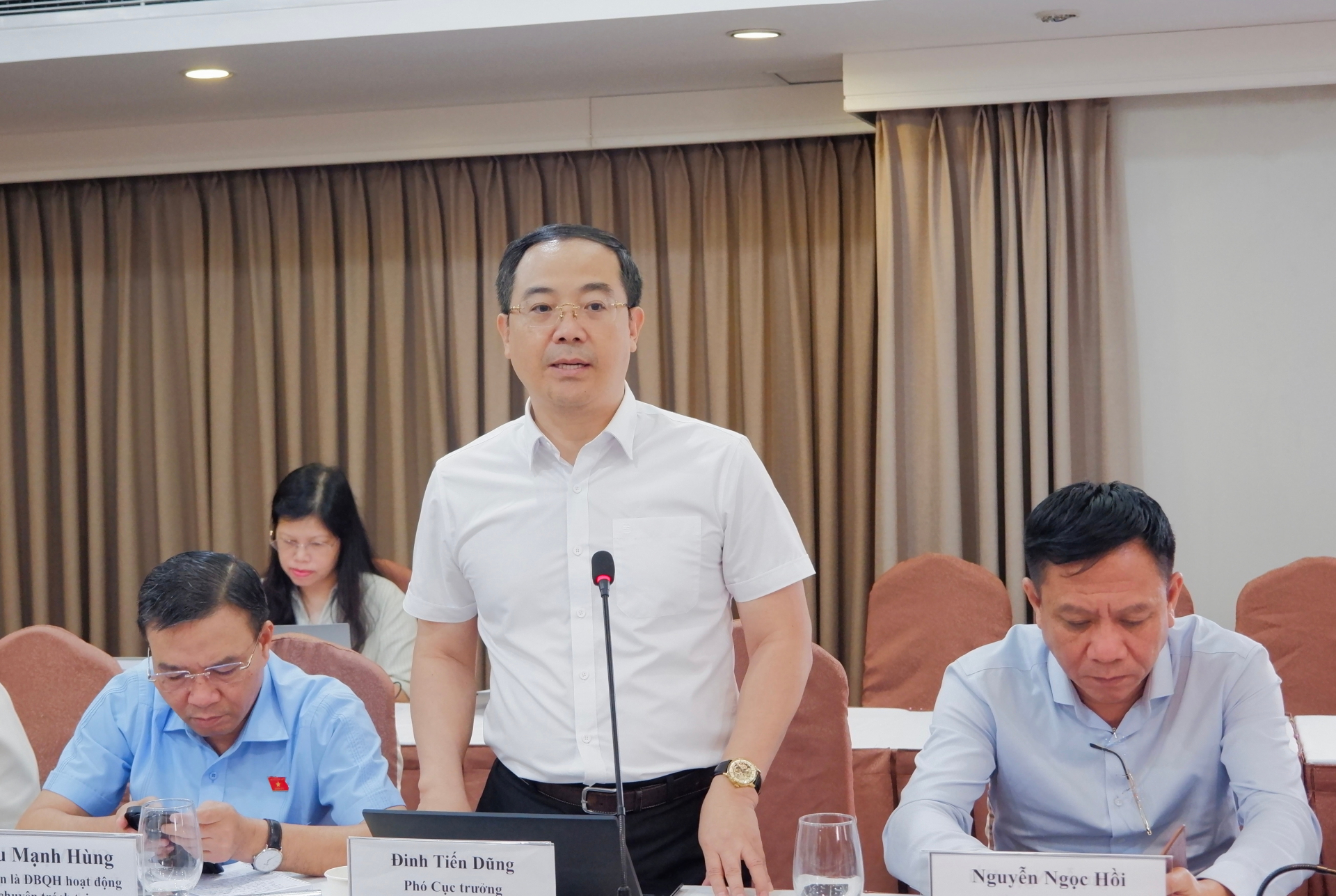 Ông Đinh Tiến Dũng -Phó Cục trưởng Cục Xuất bản, In và Phát hành, Bộ Văn hóa, Thể thao và Du lịch phát biểu tiếp thu