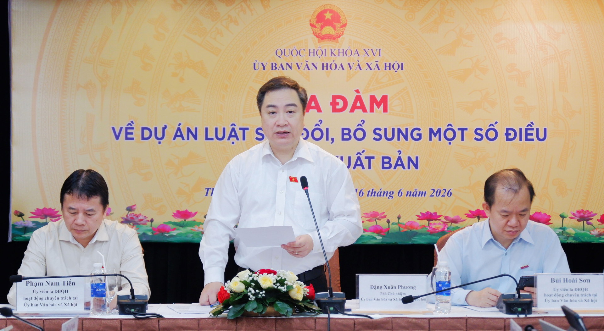 Ông Đặng Xuân Phương -Phó Chủ nhiệm Ủy ban Văn hoá và Xã hội phát biểu khai mạc tọa đàm