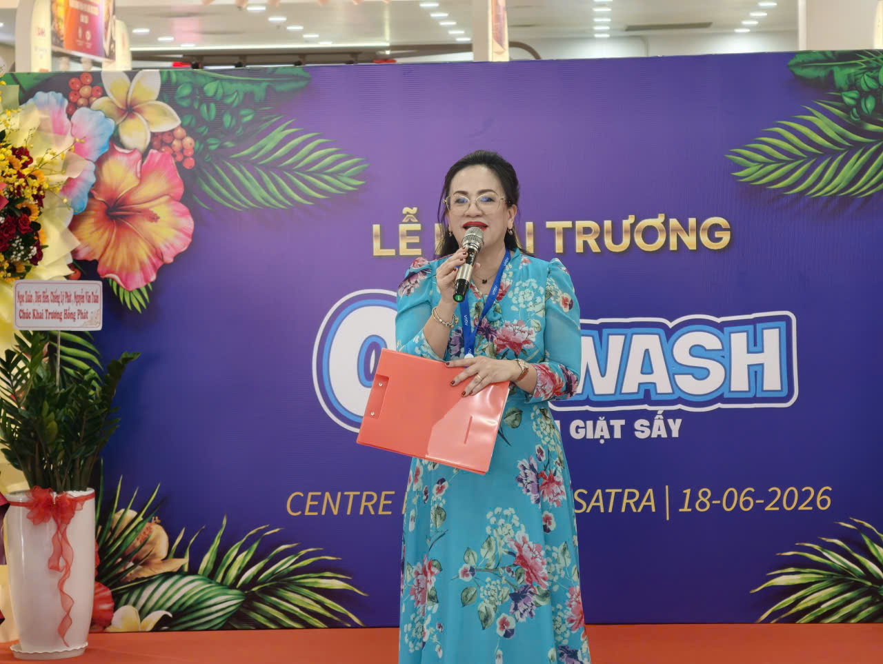 Bà Ô Mỹ Phương, Giám đốc công ty OMP Alliance, đơn vị vận hành chia sẻ những tích năng mới của mô hình Trạm giặt sấy tự phục vụ