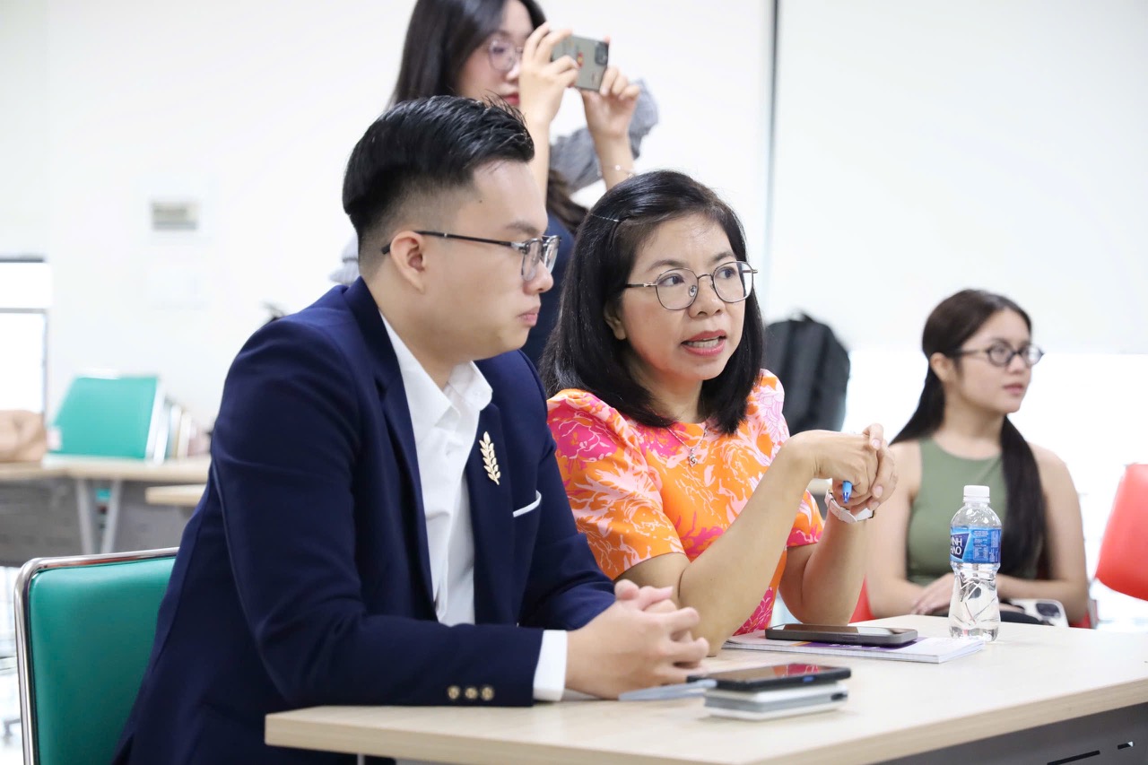 Tiến sĩ Minh Châu hướng dẫn sinh viên thực hành