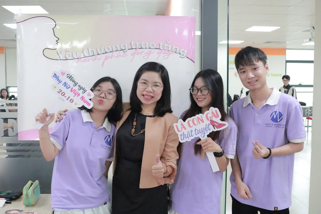 Tiến sĩ Minh Châu cùng các sinh viên lớp Quản trị sự kiện và xây dựng thương hiệu cá nhân