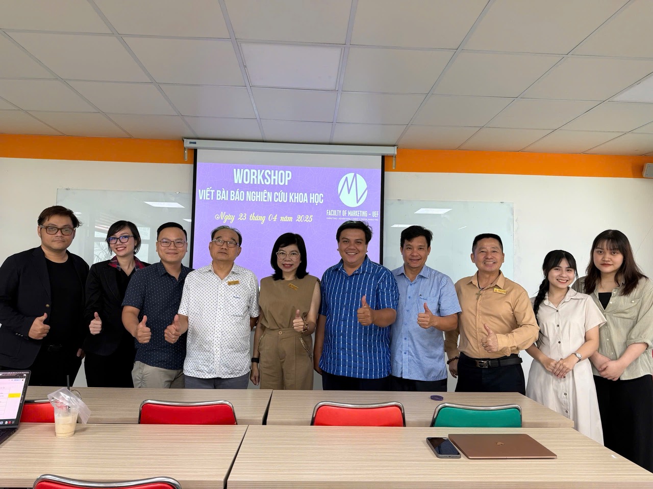 Tiến sĩ Minh Châu cùng các thầy cô tại Trường Đại học Kinh tế -Tài chính TPHCM