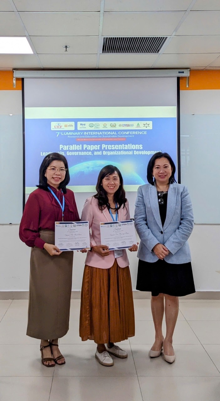 Tiến sĩ Minh Châu ( bìa trái) tham gia trình bày tại Hội thảo quốc tế