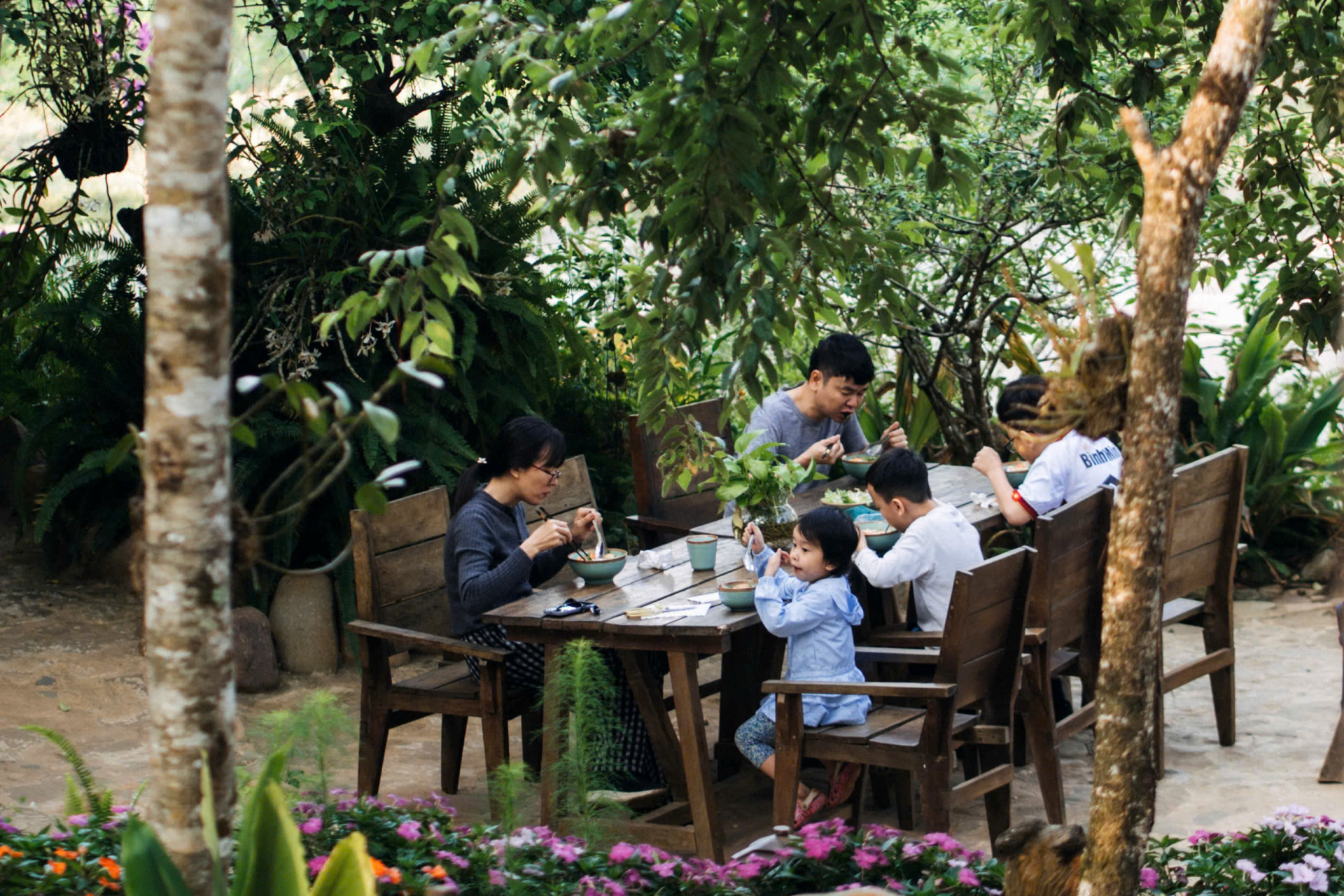 Du khách thưởng thức điểm tâm sáng tại không gian xanh của Sóc House