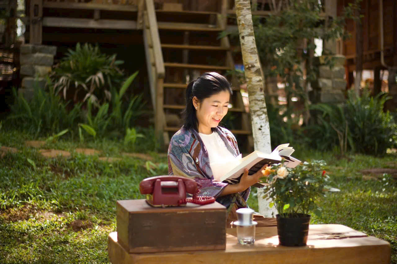 Chị Y Trang tại không gian Sóc House- nơi giữ lại không gian xanh mát của những tán cây thông nhiều năm tuổi