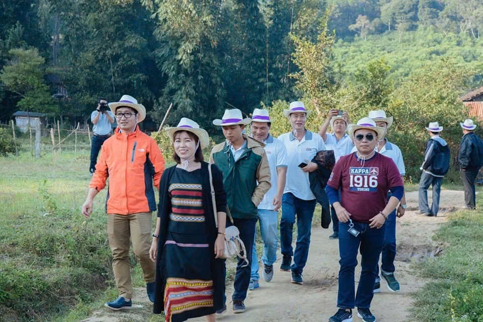 Y Trang hướng dẫn khách khảo sát Làng Kon Pring trong buổi lễ ra mắt Làng Du lịch cộng đồng Kon Pring năm 2019