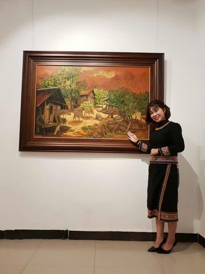 Y Trang tham dự triển lãm tranh thiện nguyên tại làng du lịch cộng đồng Kon Pring