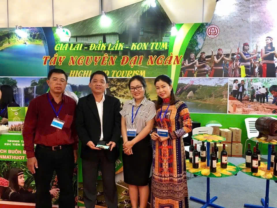 Y Trang cùng các thành viên tham dự Hội chợ du lịch quốc tế VITM tại Hà Nội