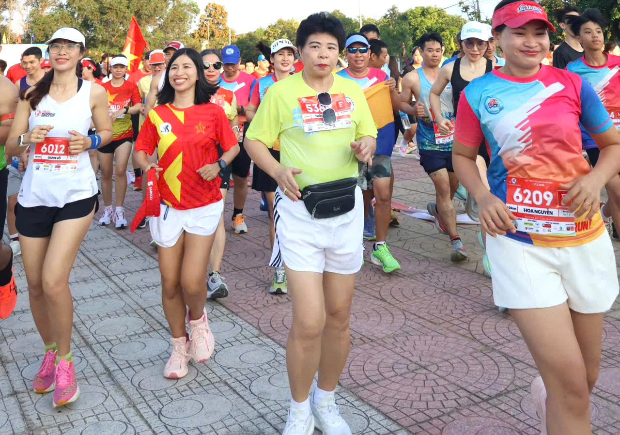 NGƯT, PGS.TS Nguyễn Thị Thúy Hường tham gia giải chạy bộ năm 2026 do Câu lạc bộ chạy bộ Cam Lâm tổ chức.