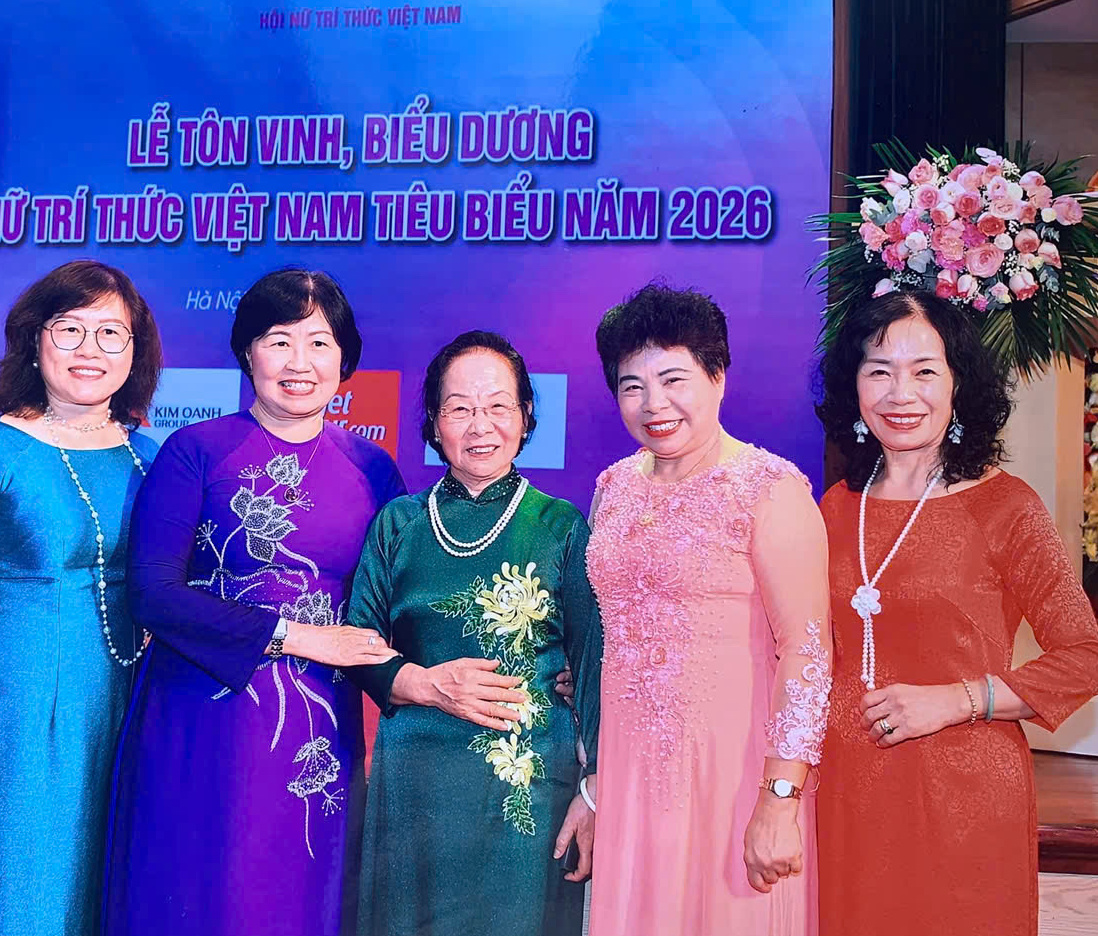 Chụp hình lưu niệm cùng Phó Chủ tịch nước Nguyễn Thị Doan tại Lễ vinh danh Nữ trí thức Việt Nam tiêu biểu năm 2026 tại Hà nội