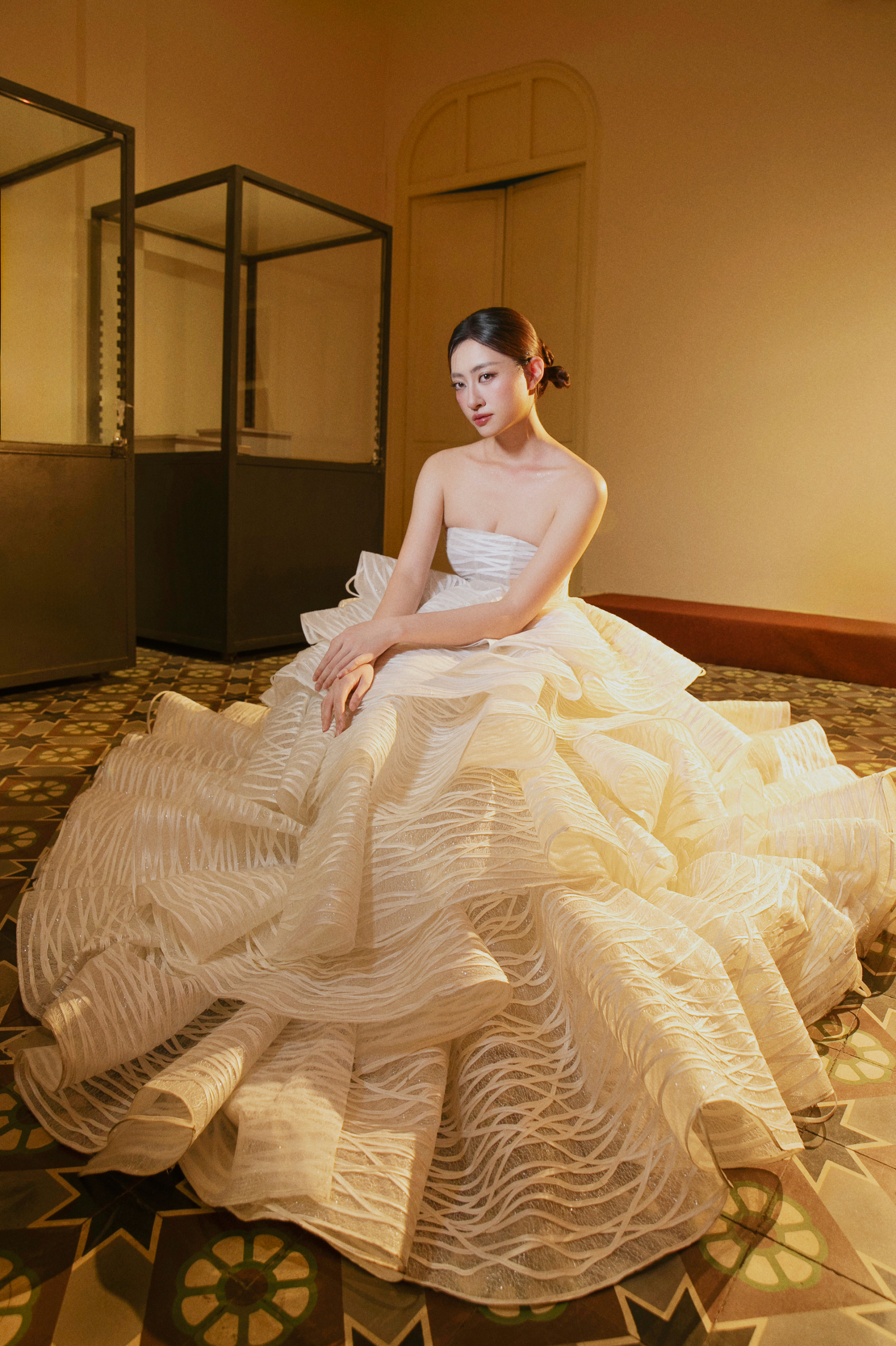Hoa hậu Lương Thuỳ Linh với thiết kế Bánh tráng rế . Lớp ren tone trắng được thiết kế từng tầng cùng độ cong mềm đặc trưng tạo nên vẻ ngoài bồng bềnh, thướt tha và sang trọng