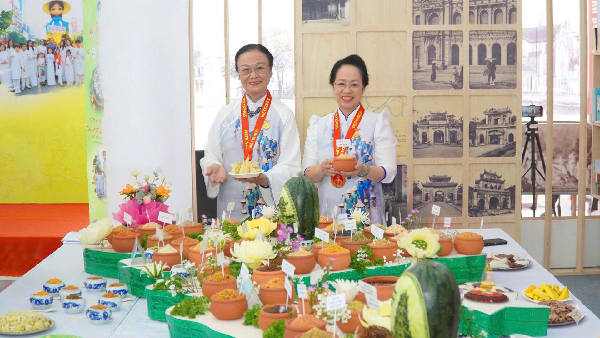 Hai nghệ nhân Hồ Đắc Thiếu Anh và Nguyễn Hồ Tiếu Anh xác lập kỷ lục Việt Nam với 100 món muối đặc sắc