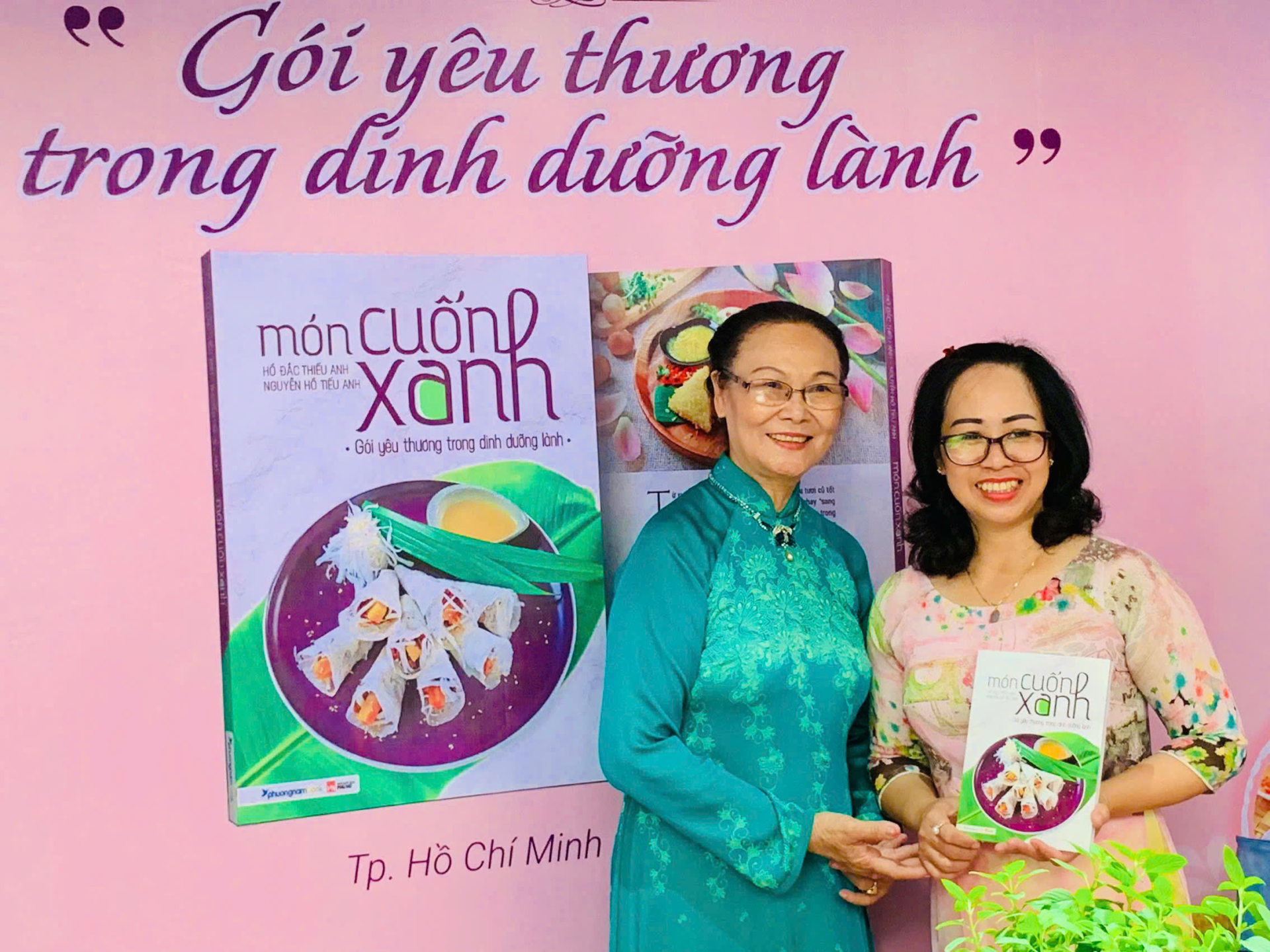 Nghệ nhân Nguyễn Hồ Tiếu Anh và mẹ- Nghệ nhân Hồ Đắc Thiếu Anh giới thiệu tập sách nấu ăn dinh dưỡng lành mạnh