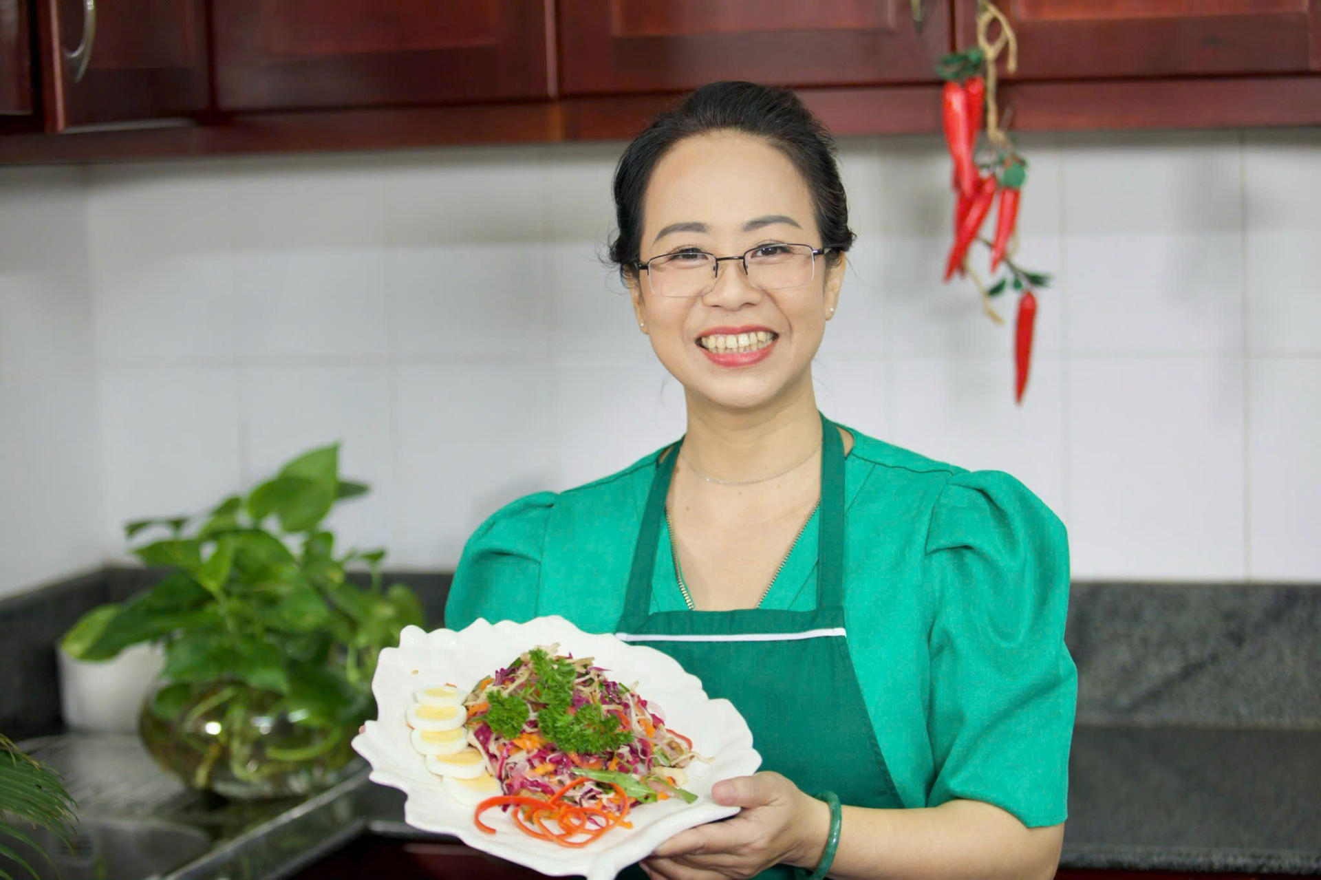 Thạc sĩ-Nghệ nhân ẩm thực Nguyễn Hồ Tiếu Anh hướng dẫn chế biến món ăn ngon và lành từ nông sản Việt. Ảnh: NVCC