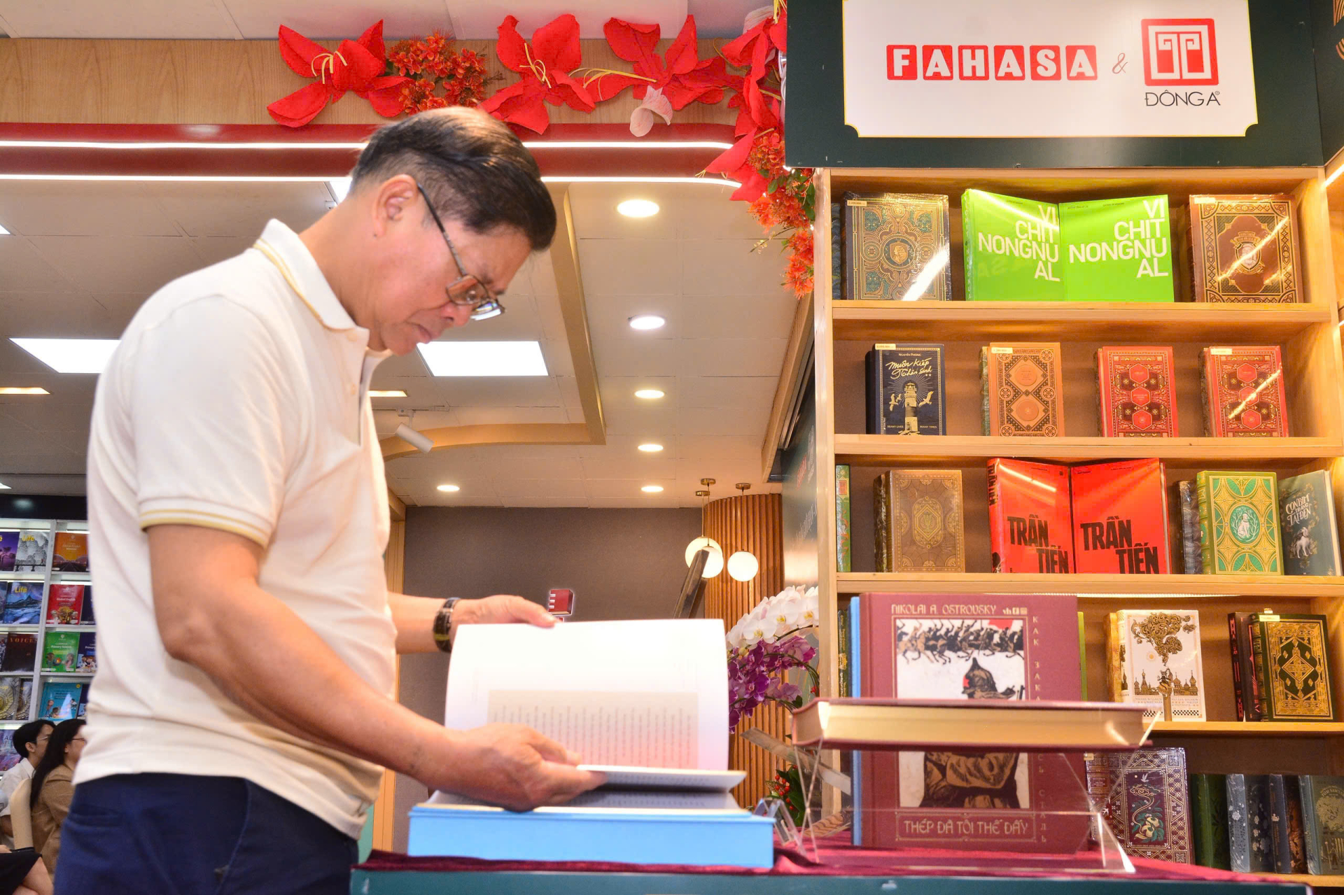 Ông Phạm Minh Thuận -Chủ tịch hội đồng quản trị công ty phát hành sách TPHCM -Fahasa dành nhiều tâm huyết với việc gìn giữ tác phẩm sách kinh điển