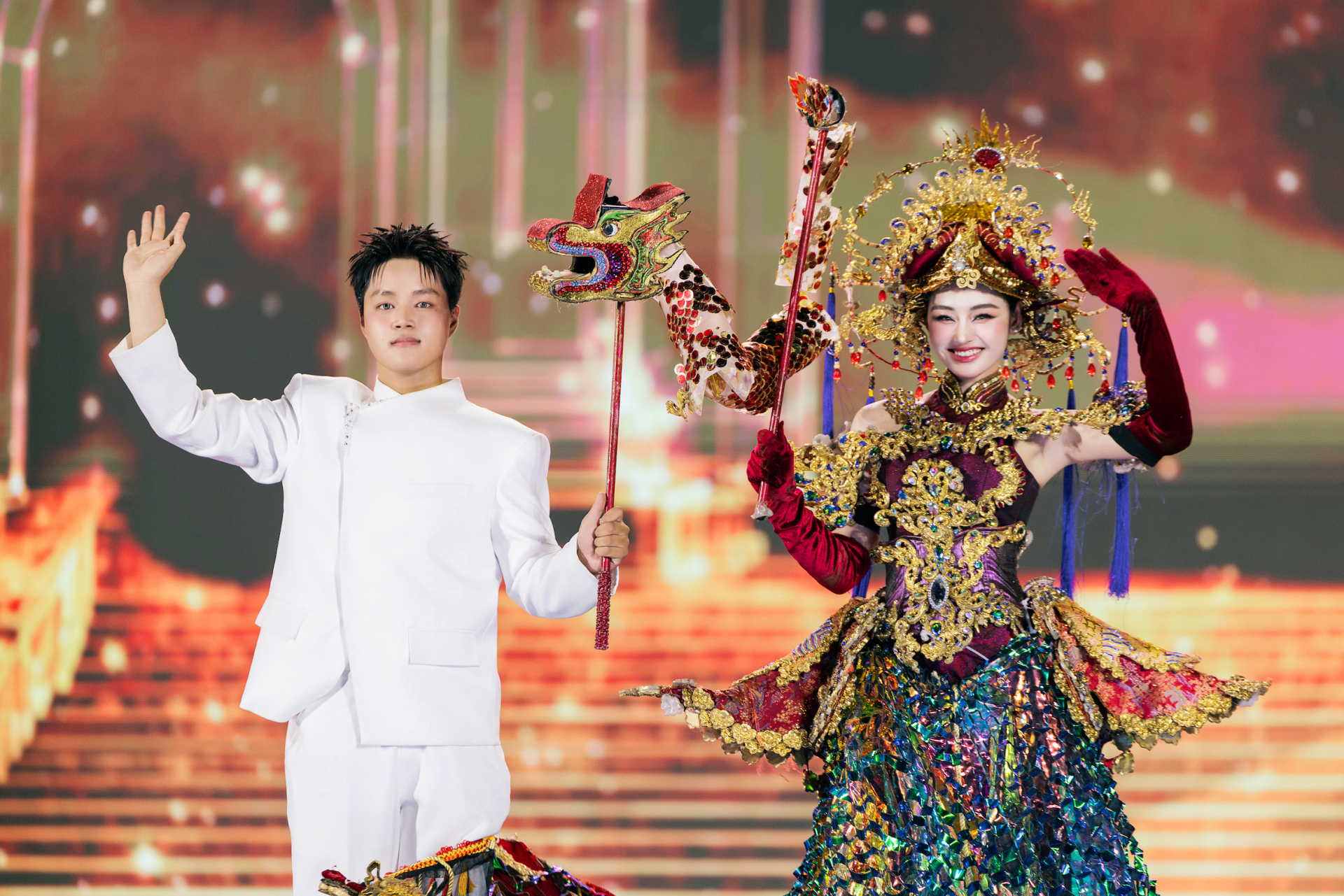 Đương kim Miss Grand Vietnam Nguyễn Thị Yến Nhi sau đó xuất hiện trong trang phục “Thăng Long Hội” từng giành giải Nhất The Grand National Costume năm 2025 của nhà thiết kế Nguyễn Huy Hoàng