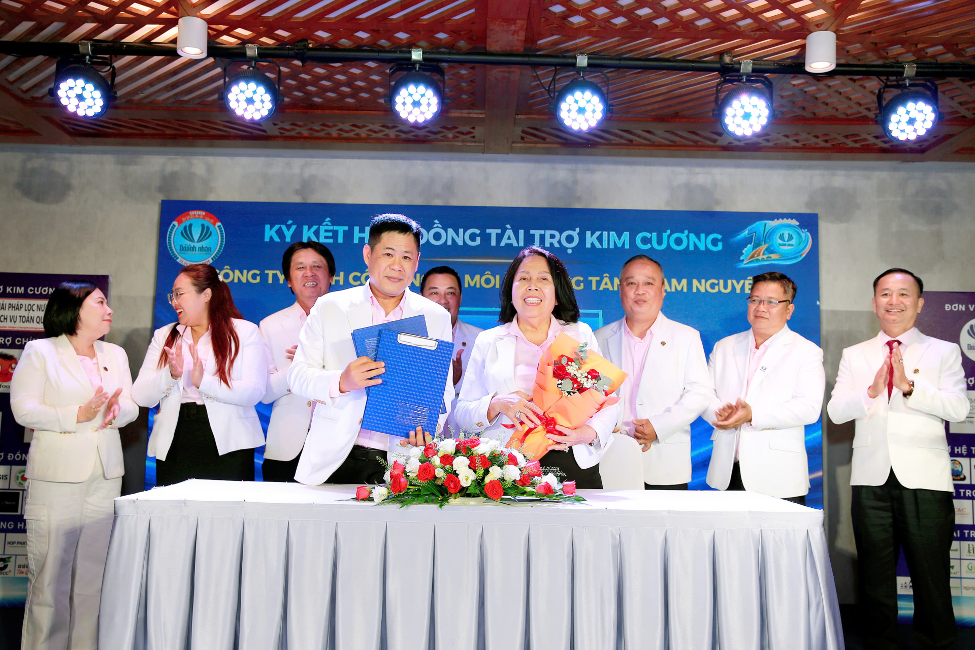   Bà Trần Ánh Hoa ký kết hợp đồng tài trợ Kim Cương với ông Kiều Đăng Ninh (Phó Chủ tịch thường trực CLB doanh nhân Khánh Hòa - Sài Gòn) trong buổi họp báo Caravan “Trở về tuổi thơ tôi - lần thứ 10”  