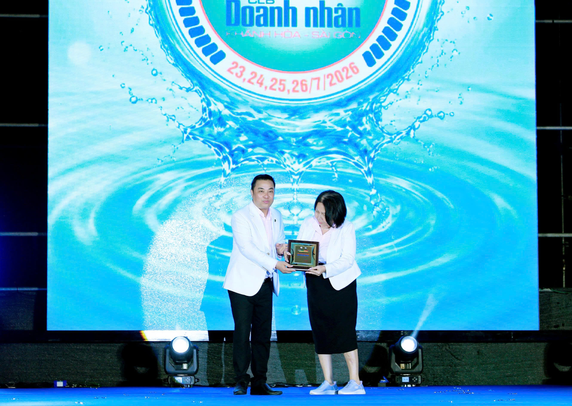   Bác sĩ Nguyễn Hải Nam (Chủ tịch CLB doanh nhân Khánh Hòa - Sài Gòn) trao tặng bằng tri ân cho bà Trần Ánh Hoa (Nhà tài trợ Kim Cương cho chương trình Caravan)  