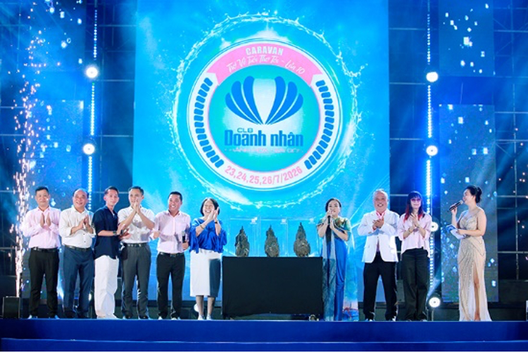   Bà Trần Ánh Hoa đấu giá thành công vật phẩm Trầm Hương với giá 300 triệu đồng gây quỹ thiện nguyện cho chương trình sắp tới  