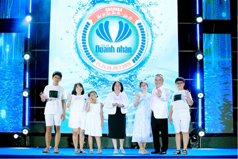   Gia đình bà Trần Ánh Hoa chụp lưu niệm trên sân khấu trong đêm Gala Party  