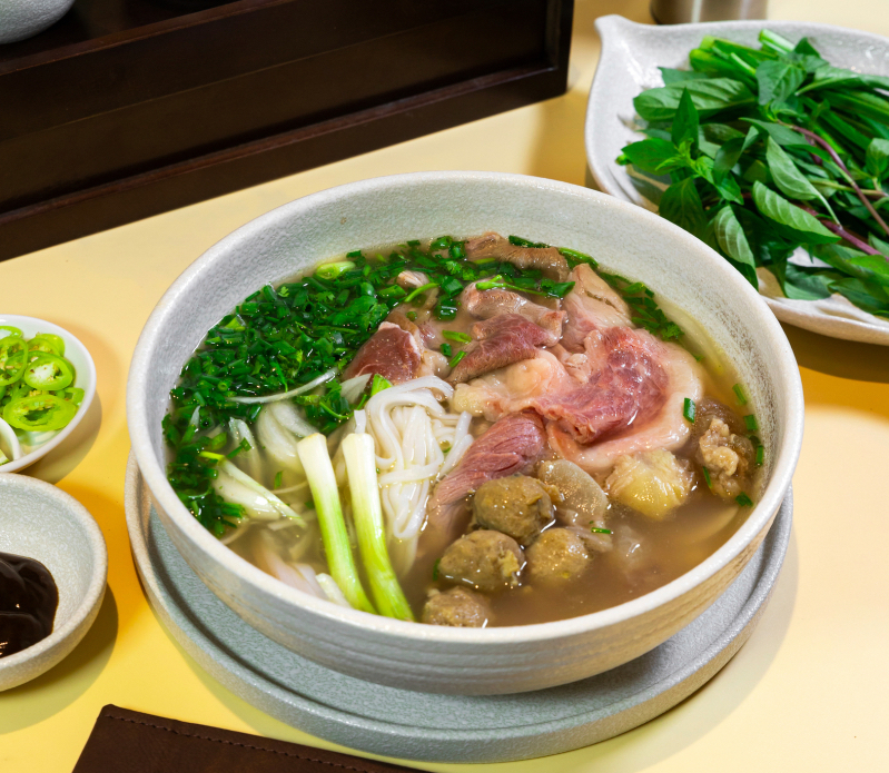 Tô phở mở ra từng lớp hương vị cho thực khách