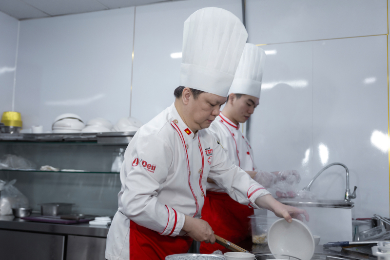 Nghệ nhân Nguyễn Quốc Y còn là người truyền nghề cho rất nhiều học viên