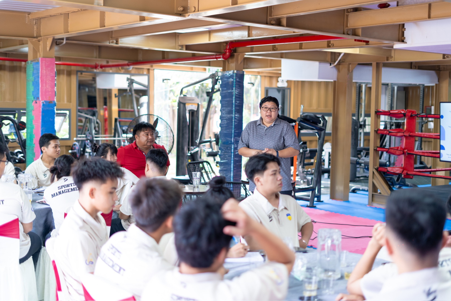 Phan Danh Na chia sẻ kinh nghiệm về mô hình quản lý vận hành thực chiến khu nghỉ dưỡng thể thao NV Sport Camp cho các bạn sinh viên