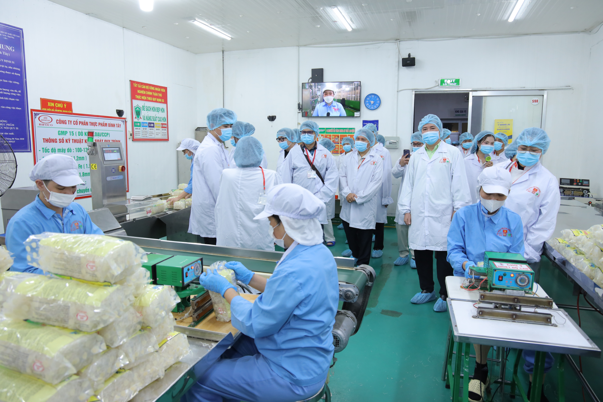 Qui trình đóng gói các sản phẩm làm từ gạo được sản xuất với dây chuyền công nghệ an toàn