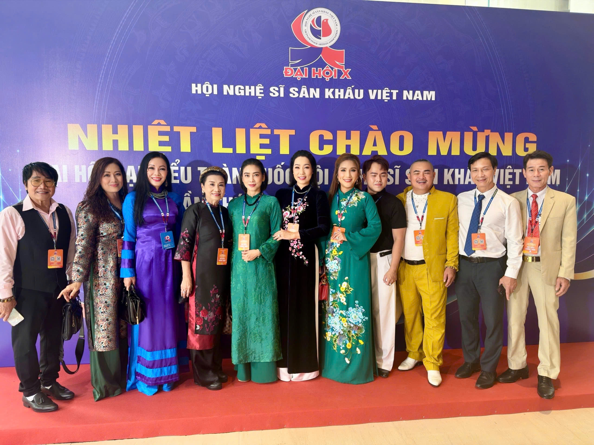 Cùng các nghệ sĩ là đại biểu tham dự Đại hội đại biểu toàn quốc hội nghệ sĩ sân khấu lần thứ X