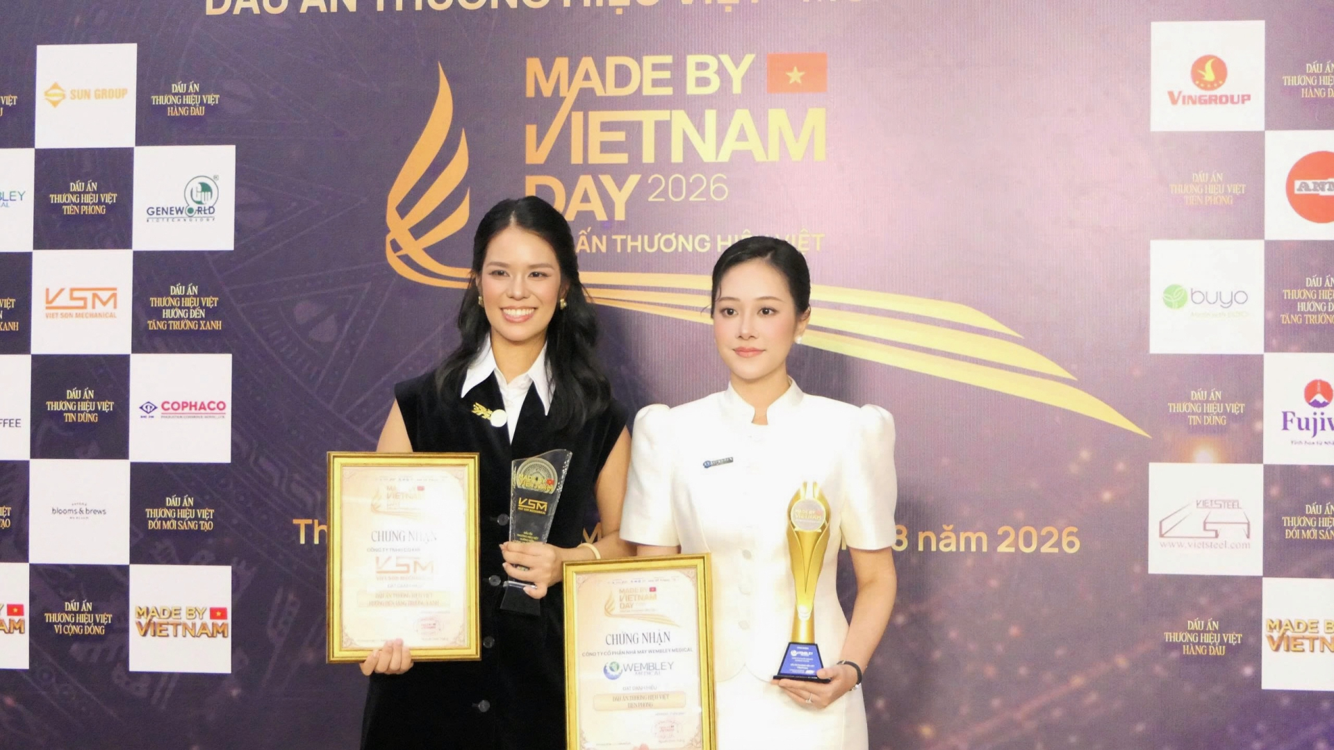 Bà Lê Ngọc Thuỳ Anh đại diện Wembley Medical nhận giải thưởng vinh danh