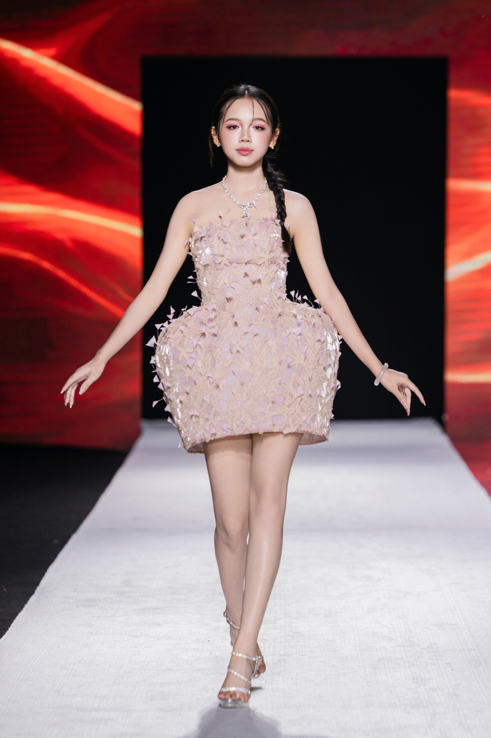 Khánh Linh xuất hiện với thiết kế của Cường Nguyễn