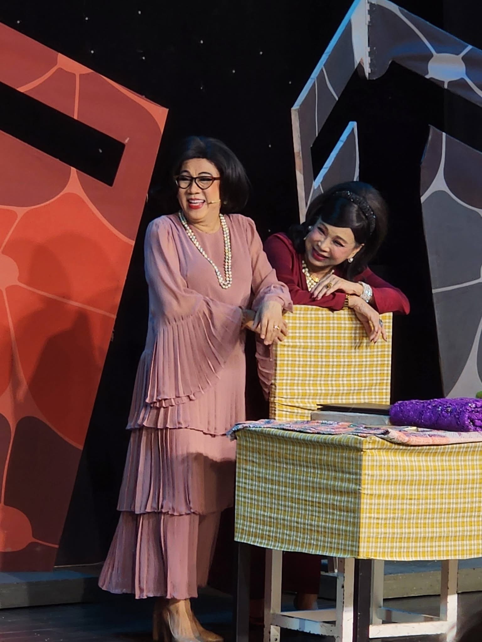 NSND Kim Xuân và NSƯT Thành Lộc là hai người bạn diễn đồng hành hơn 30 năm trên con đường nghệ thuật