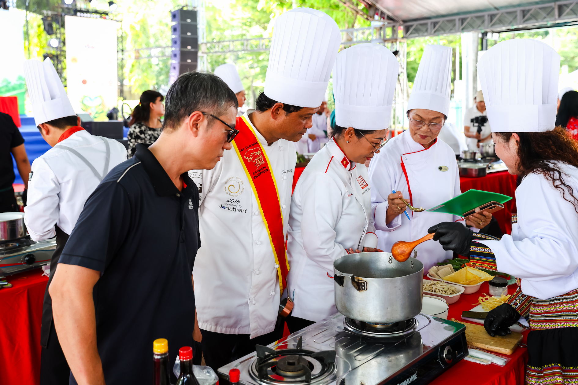 Ban giám khảo là những chuyên gia ẩm thực , nghệ nhân nổi tiếng chấm dựa trên bộ tiêu chí 100 điểm