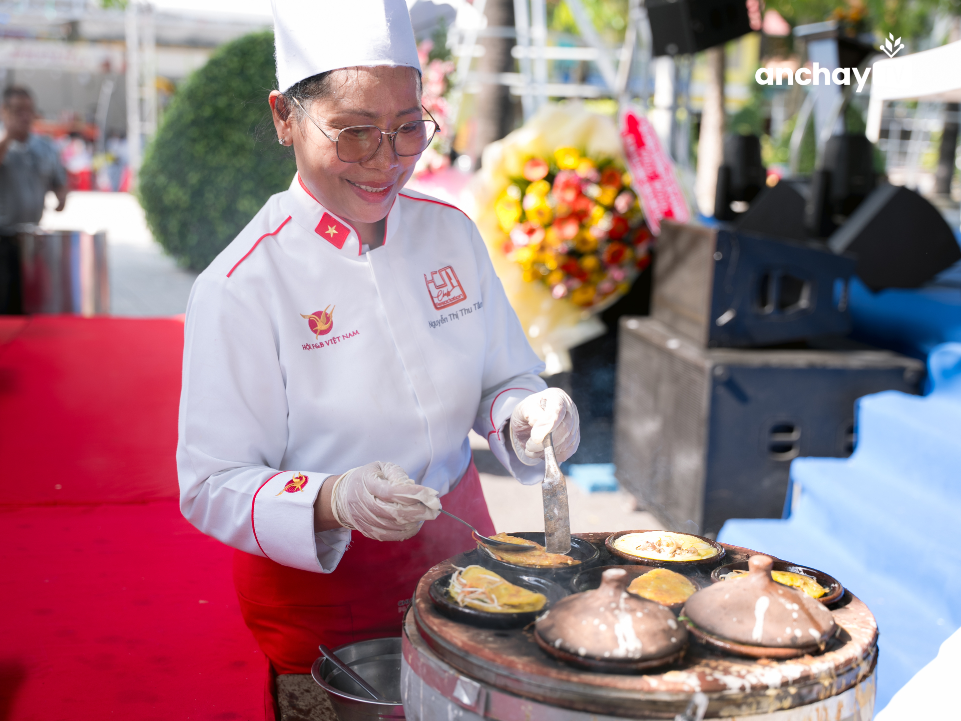 Khách tham quan được trải nghiệm món ăn chế biến tại quầy 