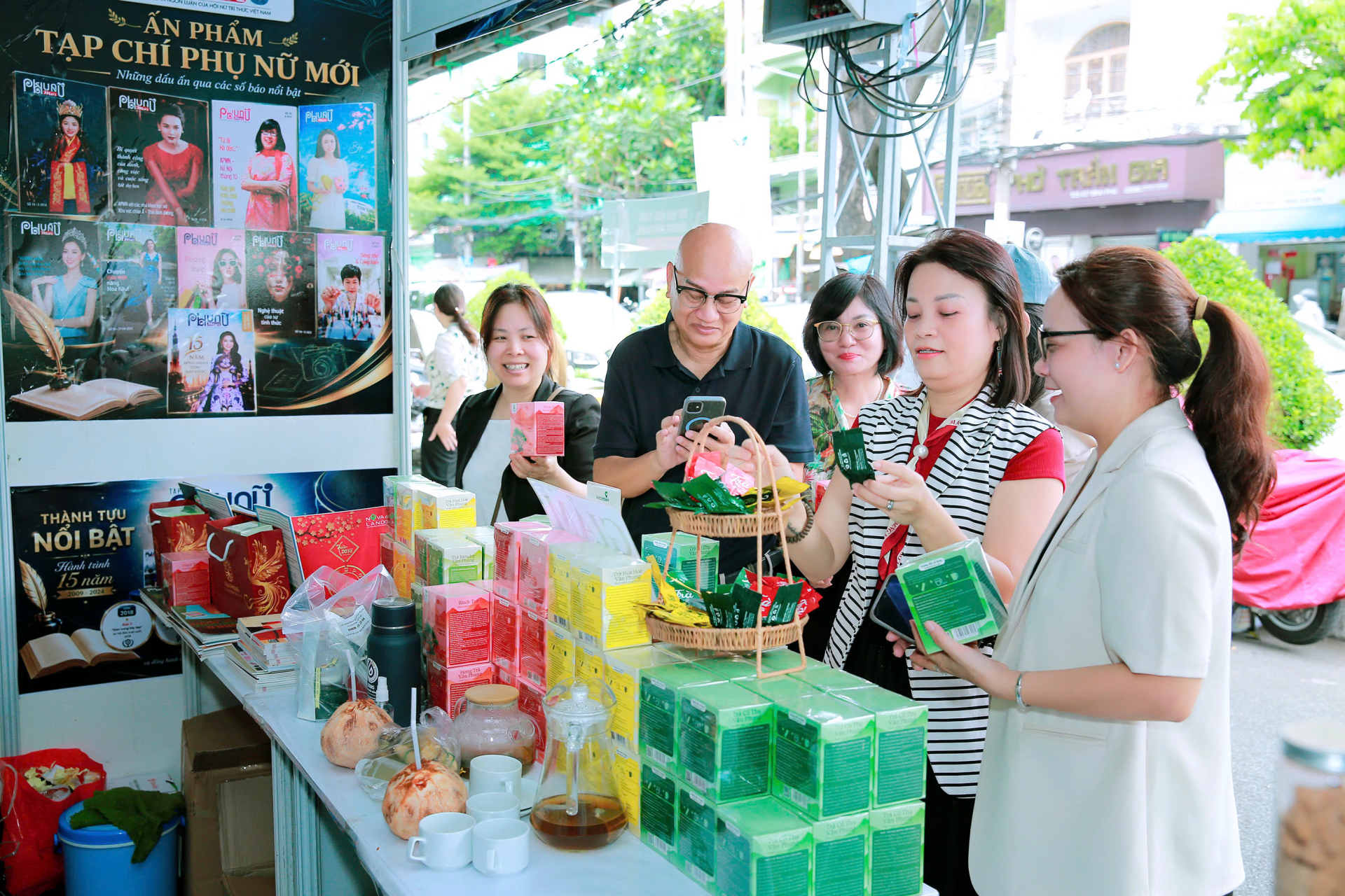 Khách tham quan trải nghiệm tại các gian hàng trà xanh 