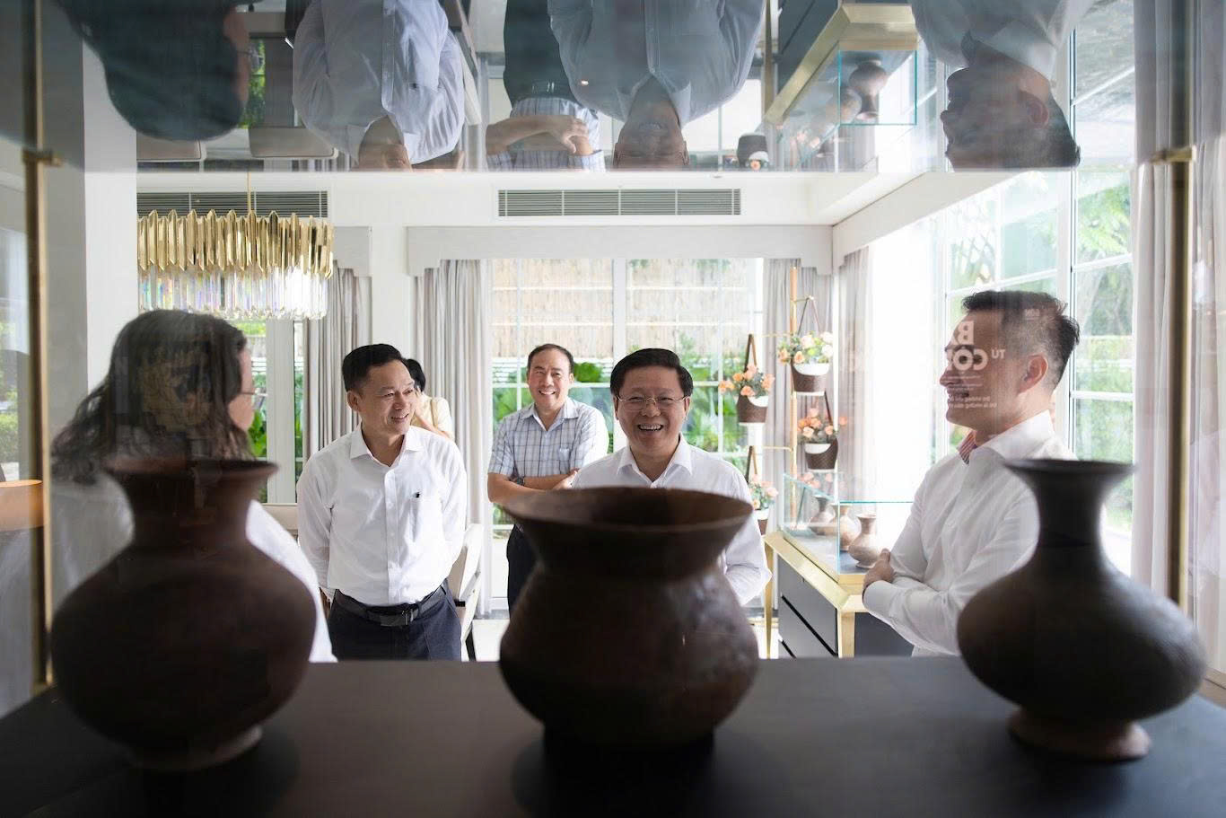 Các đại biểu và các chuyên gia tham quan triển lãm