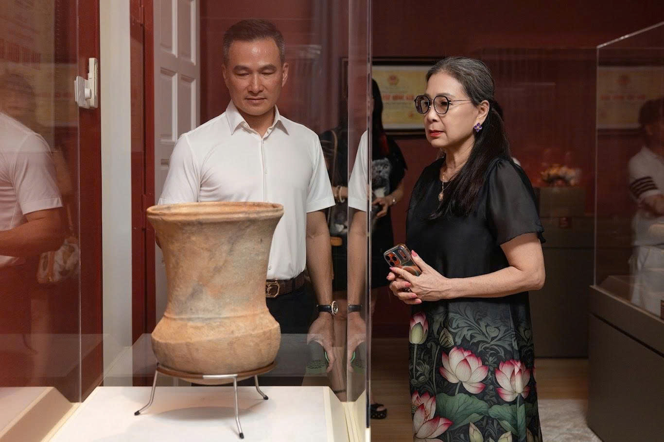 NSND Kim Xuân lắng nghe những chia sẻ của doanh nhân Phạm Gia Chi Bảo