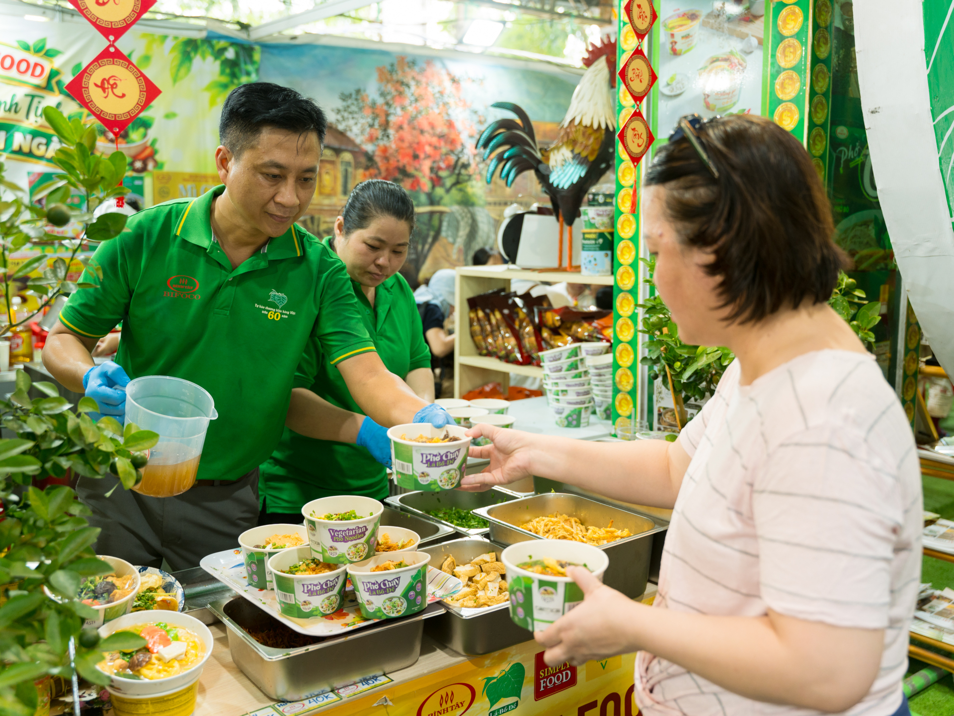 Nhiều món ăn được đưa vào phục vụ miễn phí
