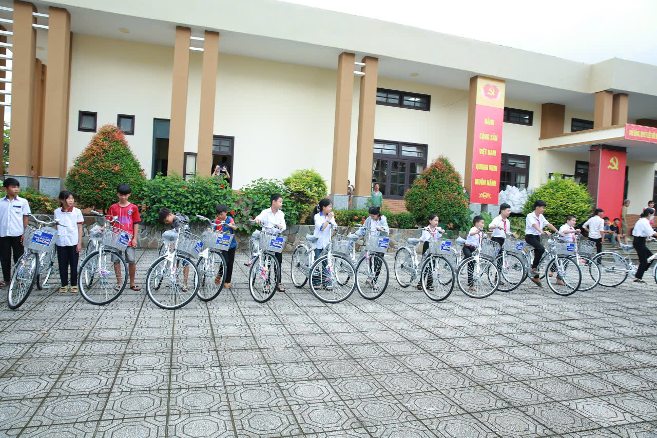 Niềm vui của các em học sinh khi nhận được món quà thiết thực