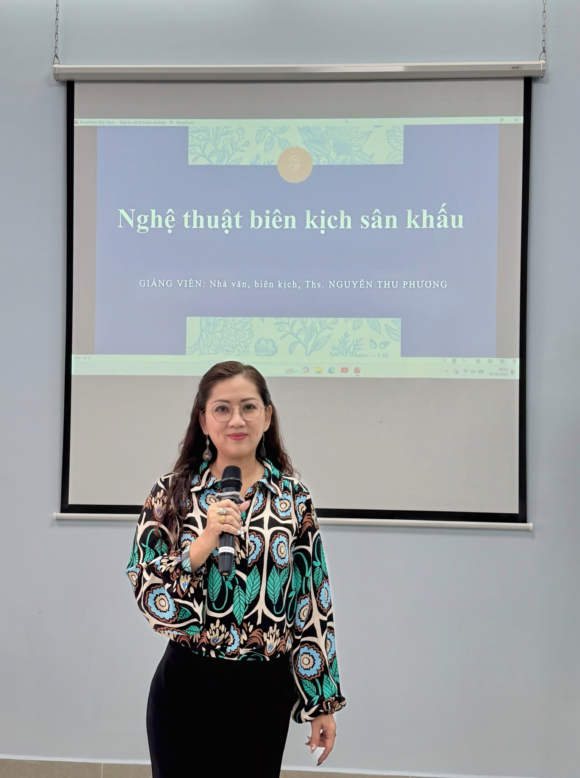 Nhà văn Nguyễn Thu Phương trong vai trò giảng viên truyền kiến thức cho sinh viên